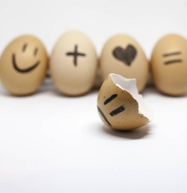 Beyaz arka plan üzerinde yumurta kabukları tarafından yazıldı kırık kalp hikayesi