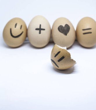 Beyaz arka plan üzerinde yumurta kabukları tarafından yazıldı kırık kalp hikayesi