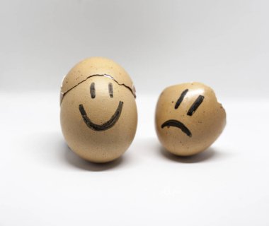 Beyaz arka plan üzerinde yumurta kabukları tarafından yazıldı kırık kalp hikayesi