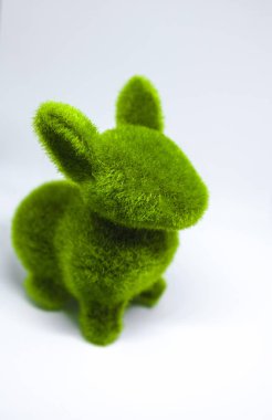 Paskalya yeşil tavşan çim beyaz arka plan üzerinde tarafından yapılan