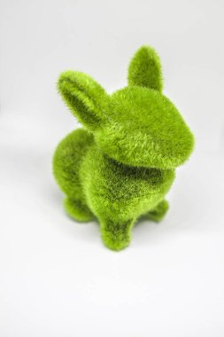 Paskalya yeşil tavşan çim beyaz arka plan üzerinde tarafından yapılan