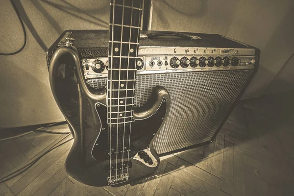Ретро бас-гітара з вінтажним підсилювачем — стокове фото
