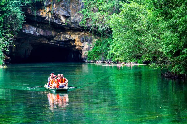 Toeristen die reizen op een lagune binnen Trang An Resort, Ninhbinh, Vietnam — Stockfoto