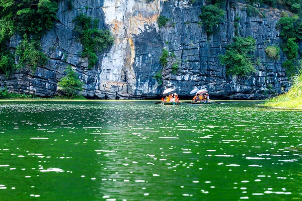 Turistas que viajan en una laguna dentro de Trang An Resort, Ninhbinh, Vietnam —  Fotos de Stock