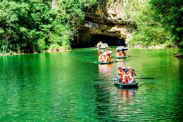 Toeristen die reizen op een lagune binnen Trang An Resort, Ninhbinh, Vietnam — Stockfoto