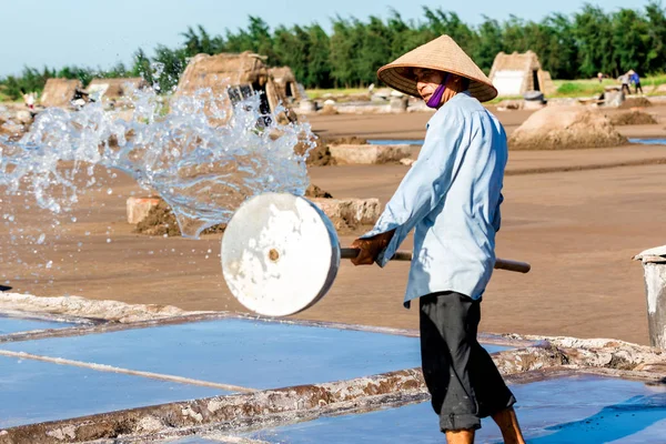 Hai Hau Namdinh Vietnam August 2015 Ein Unbekannter Salzarbeiter Spritzt — Stockfoto