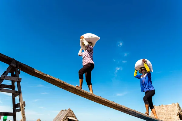 Хай Хау Намдинх Вьетнам Августа 2015 Неопознанные Солончаки Несут Мешки — стоковое фото