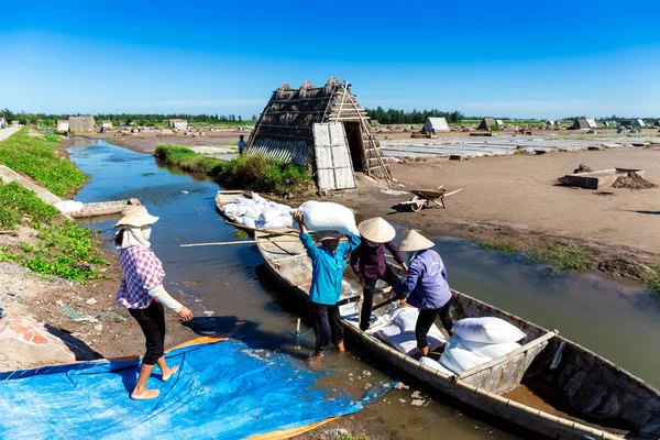 Hai Hau Namdinh Vietnam Agosto 2015 Trabajadores Sal Que Transportan —  Fotos de Stock
