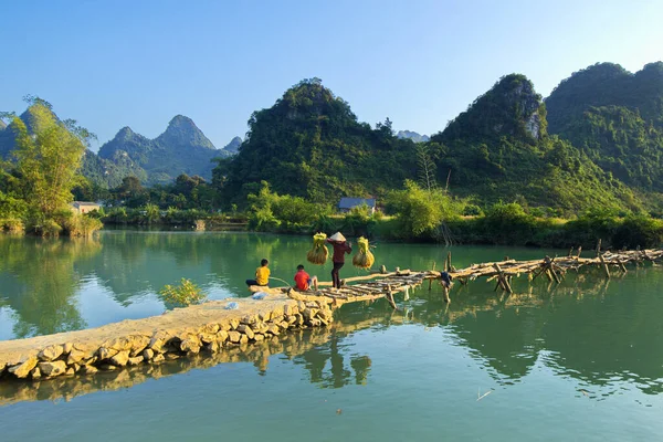 越南高邦丰南 2019年9月27日 当地农民用传统的尖尖杆子运米回家 — 图库照片