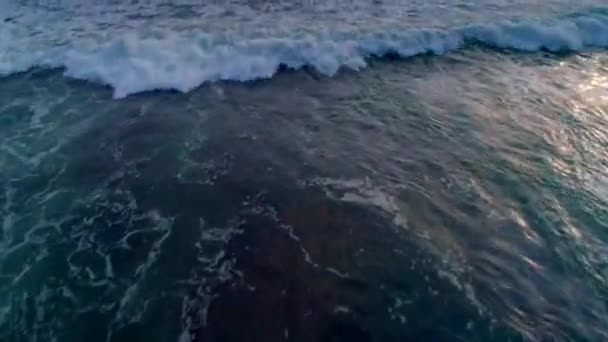 Flyger över de majestätiska vågorna i havet 4 — Stockvideo