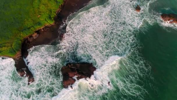 Survoler les majestueuses vagues de l'océan 3 