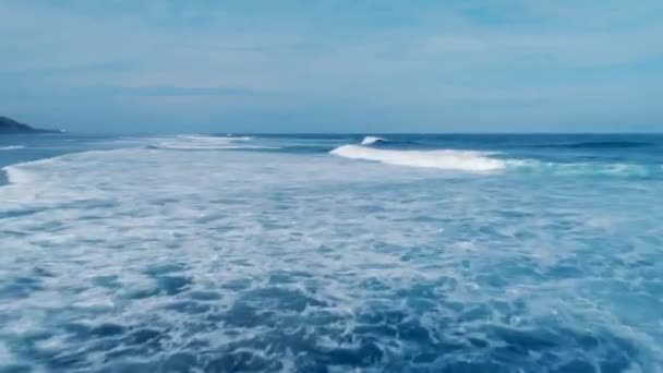 Letecký pohled na pláž a oceán na Bali Indonesia 66 — Stock video