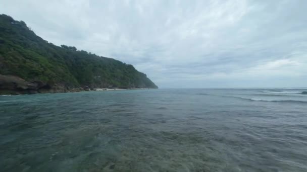 Letecký pohled na pláž a oceán na Bali Indonesia 22 — Stock video