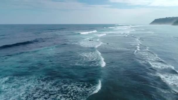 Letecký pohled na pláž a oceán na Bali Indonesia 65 — Stock video