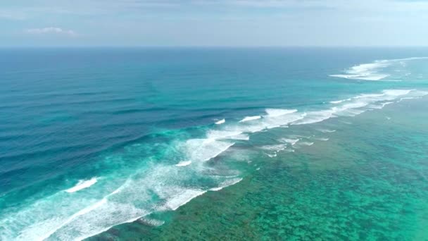 มุมมองทางอากาศบนชายหาดและมหาสมุทรในบาหลี อินโดนีเซีย 70 — วีดีโอสต็อก