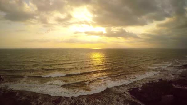 Luchtfoto op strand en oceaan in Bali Indonesië 46 — Stockvideo