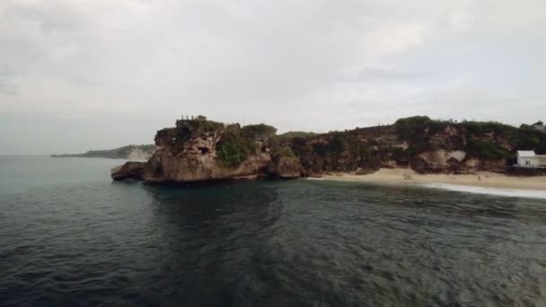 Luchtfoto op strand en oceaan in Bali Indonesië 57 — Stockvideo