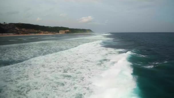 Luchtfoto op strand en oceaan in Bali Indonesië 47 — Stockvideo