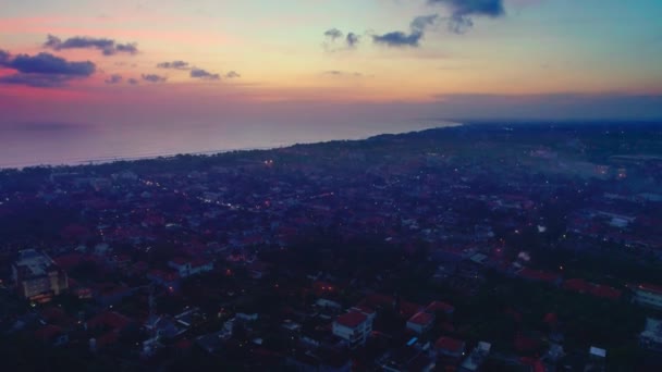 Volo aereo sopra l'oceano al bellissimo tramonto Bali Indonesia 16 — Video Stock