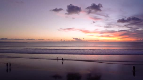 Luchtvlucht boven de oceaan bij prachtige zonsondergang Bali Indonesia 13 — Stockvideo