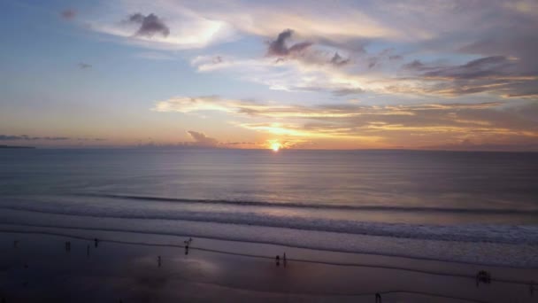 Luchtvlucht boven de oceaan bij prachtige zonsondergang Bali Indonesia 12 — Stockvideo