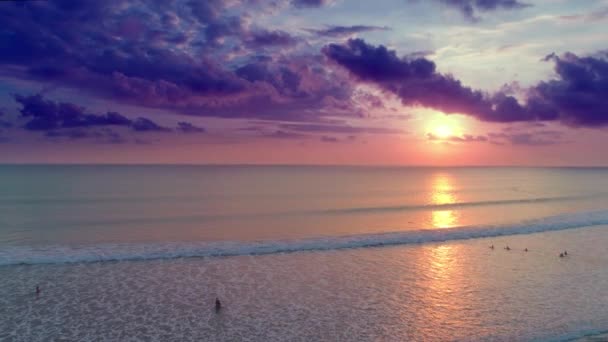 Luchtvlucht boven de oceaan bij prachtige zonsondergang Bali Indonesia 15 — Stockvideo