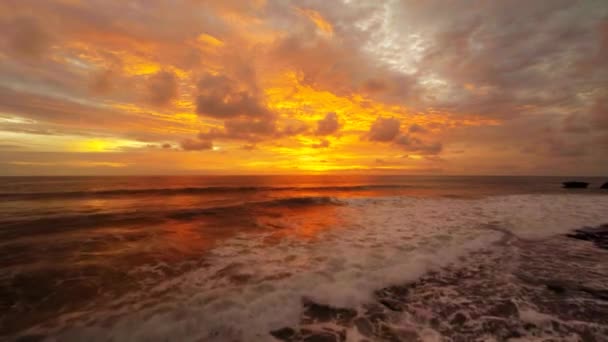 Luchtvlucht boven de oceaan bij prachtige zonsondergang Bali Indonesia 1 — Stockvideo