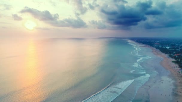 Luchtvlucht boven de oceaan bij prachtige zonsondergang Bali Indonesia 10 — Stockvideo