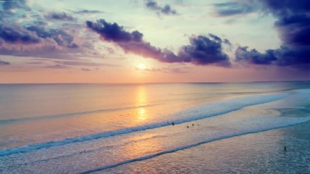 Luchtvlucht boven de oceaan bij prachtige zonsondergang Bali Indonesia 7 — Stockvideo