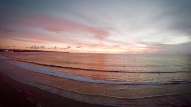 Luchtvlucht boven de oceaan bij prachtige zonsondergang Bali Indonesia 3 — Stockvideo