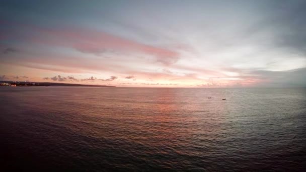 Luchtvlucht boven de oceaan bij prachtige zonsondergang Bali Indonesia 4 — Stockvideo