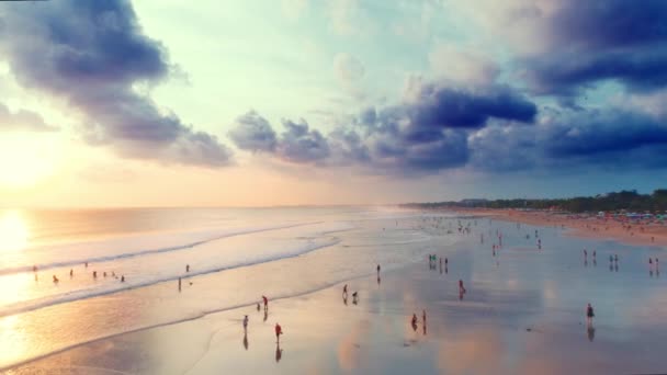 Luchtvlucht boven de oceaan bij prachtige zonsondergang Bali Indonesia 6 — Stockvideo