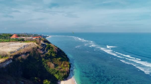 Blick von oben auf den Küstenozean der Insel Bali Indonesien 63 — Stockvideo