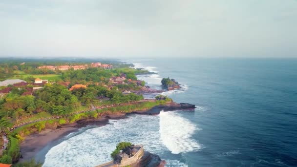 Horní pohled na pobřežní oceán ostrova Bali Indonésie 54 — Stock video