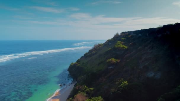 Blick von oben auf den küstennahen Ozean der Insel Bali Indonesien 3 — Stockvideo