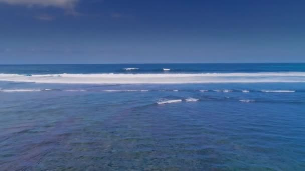 Пролетая над чистым океаном 4 — стоковое видео