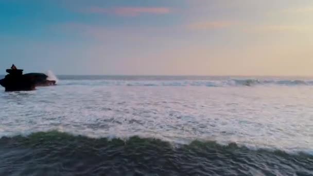 Vol au-dessus des vagues côtières de l'océan 1 — Video