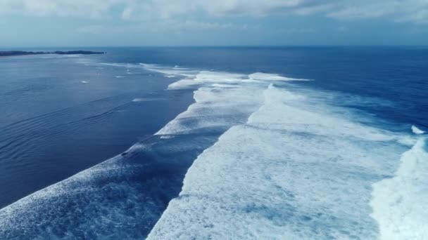 Vliegen over de majestueuze golven van de oceaan 3 — Stockvideo