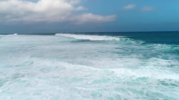 Fliegen über die majestätischen Wellen des Ozeans 5 — Stockvideo