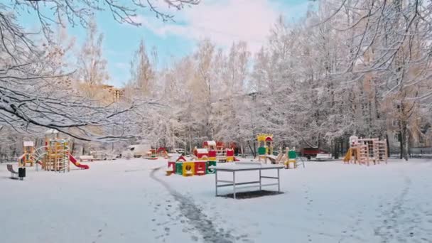Авиаперелет над зимним лесом и пригородами 7 — стоковое видео