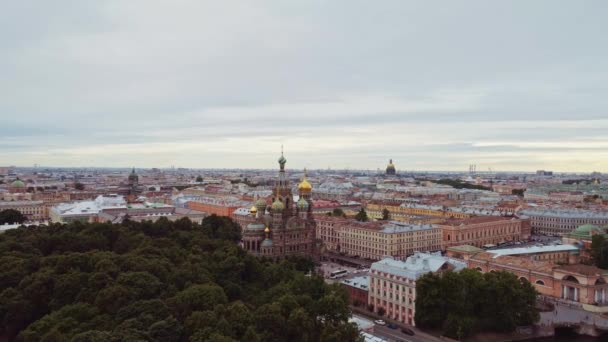 Vuelo aéreo sobre la hermosa San Petersburgo Rusia 102 — Vídeo de stock