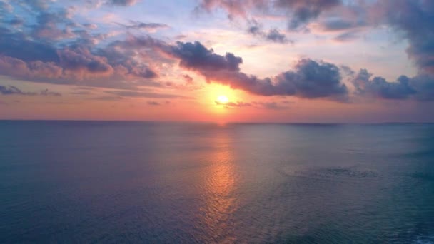 Vuelo aéreo sobre el océano en el hermoso atardecer Bali Indonesia 8 — Vídeos de Stock