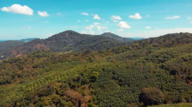 Phuket dağlarının üzerinden uçarken