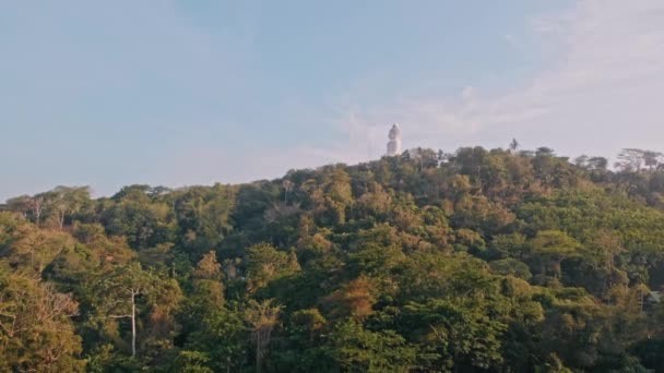 Big Buddha på toppen av berget — Stockvideo