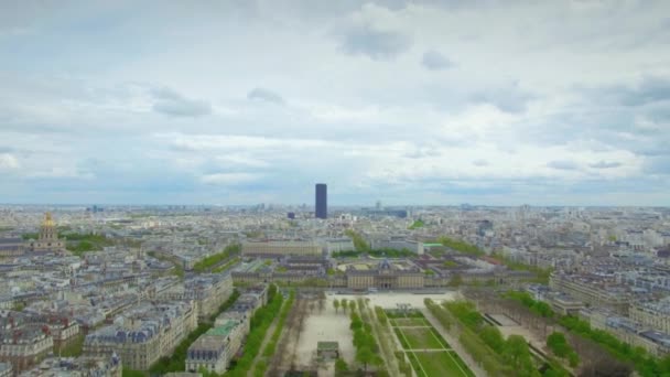 Paris üzerinde şehir manzaralı uçuş. — Stok video