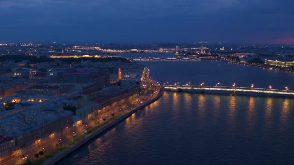 Letecký pohled na řeku a mosty noci Petrohrad 20 — Stock video