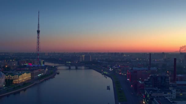Widok z lotu ptaka na rzekę i mosty nocne Sankt Petersburg 1 — Wideo stockowe