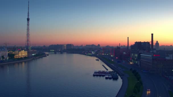 Şehrin nehir manzarası ve gece köprüleri St. Petersburg 3 — Stok video