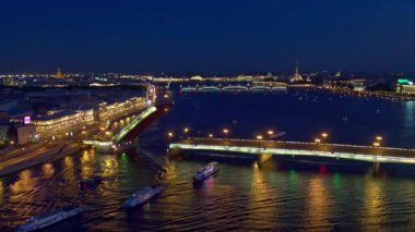  Şehir nehri üzerindeki hava manzarası ve gece köprüleri St. Petersburg 14