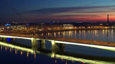  Şehir nehri üzerindeki hava manzarası ve gece köprüleri St. Petersburg 21